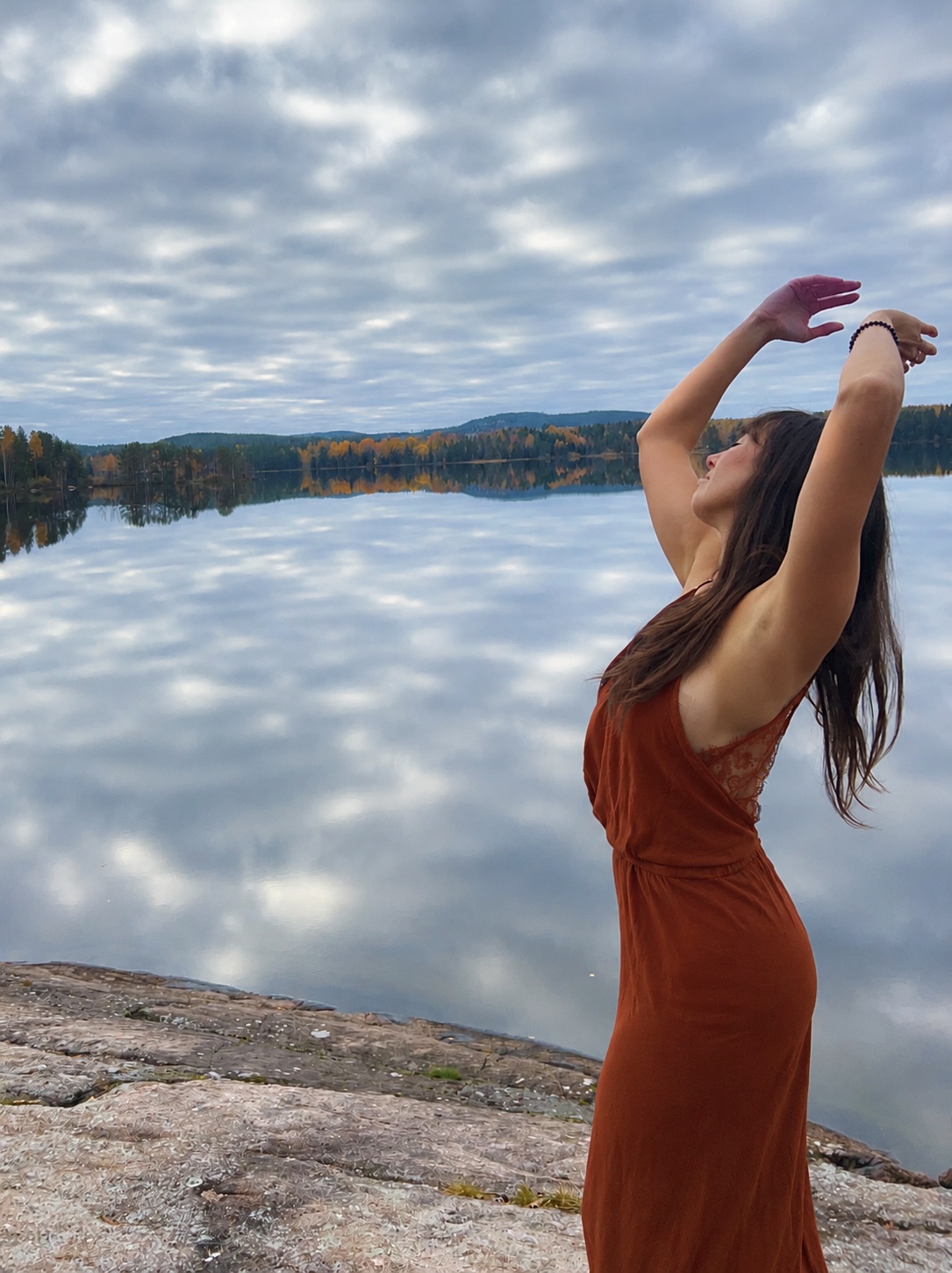 Hannah sitter med klangskål i en varm och stillsam miljö